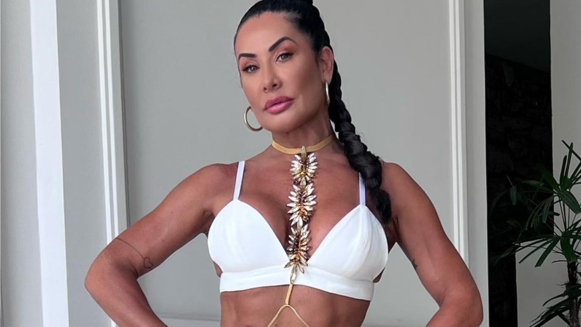 De top e shortinhos, Scheila Carvalho exibe corpo mega musculoso: ”Irmã da Gracyanne?”