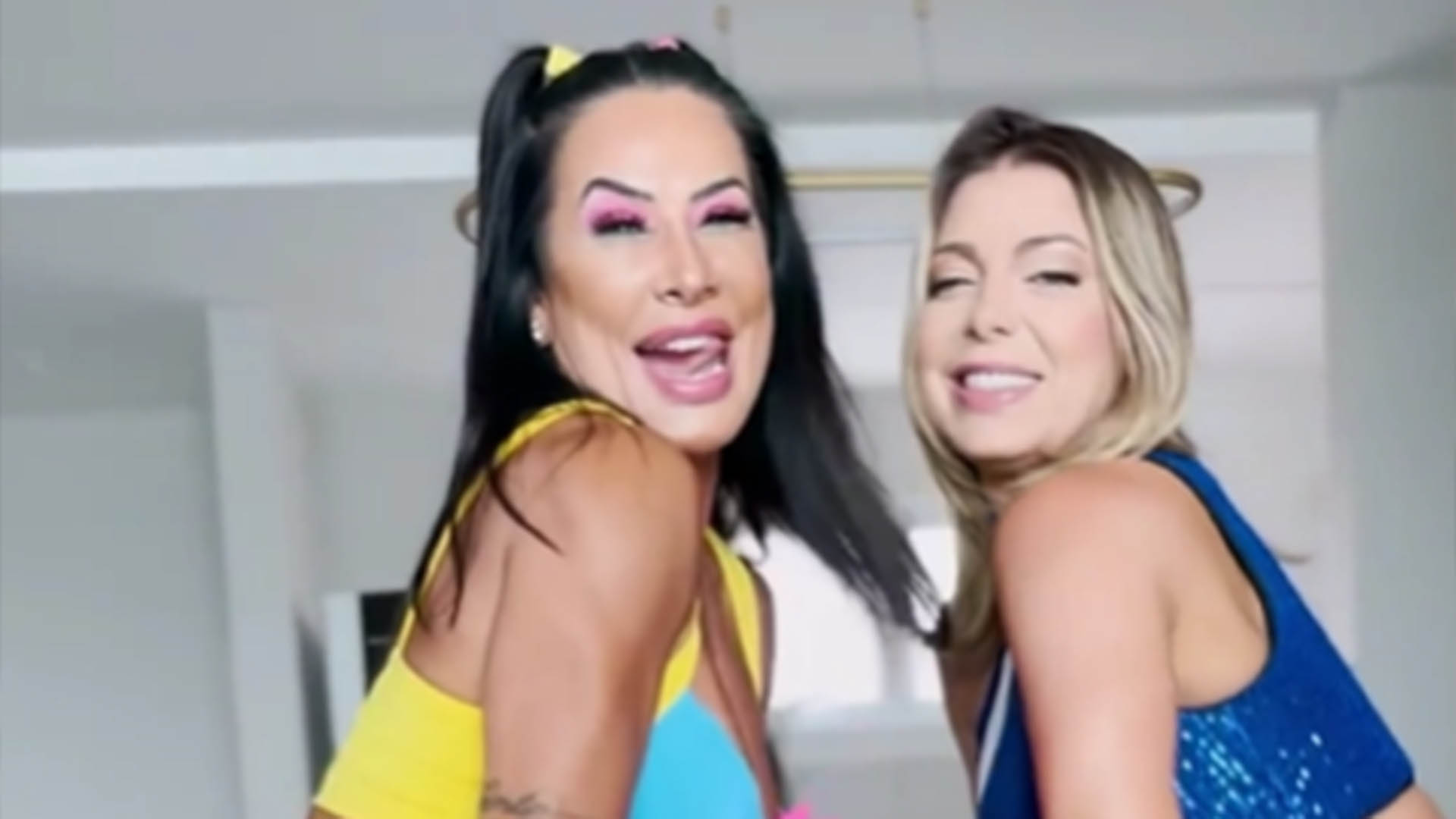 Scheila Carvalho e Sheila Mello recriam figurinos do ‘É O Tchan’ para trio especial