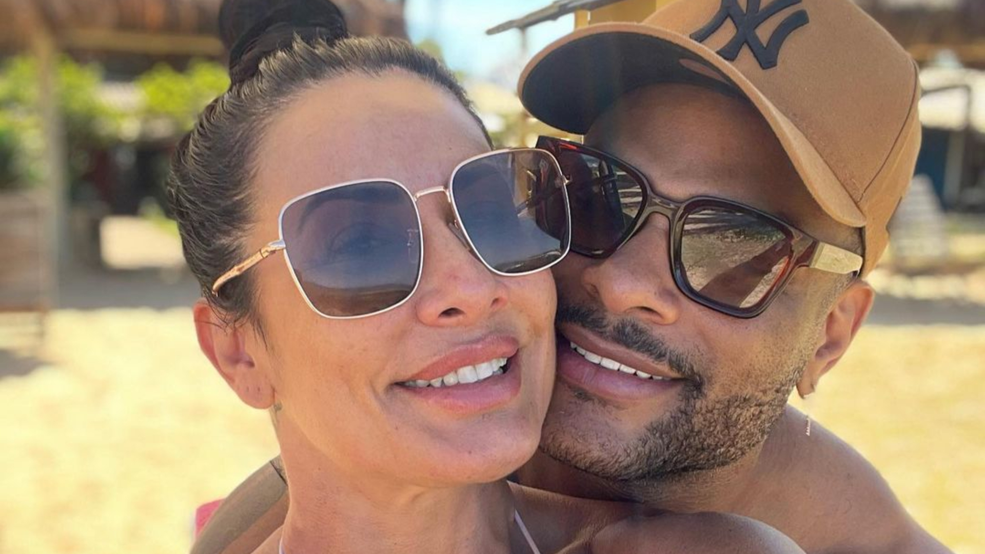 De biquíni, Scheila Carvalho ostenta corpaço em fotos quentes com o marido: ”Saradíssima”