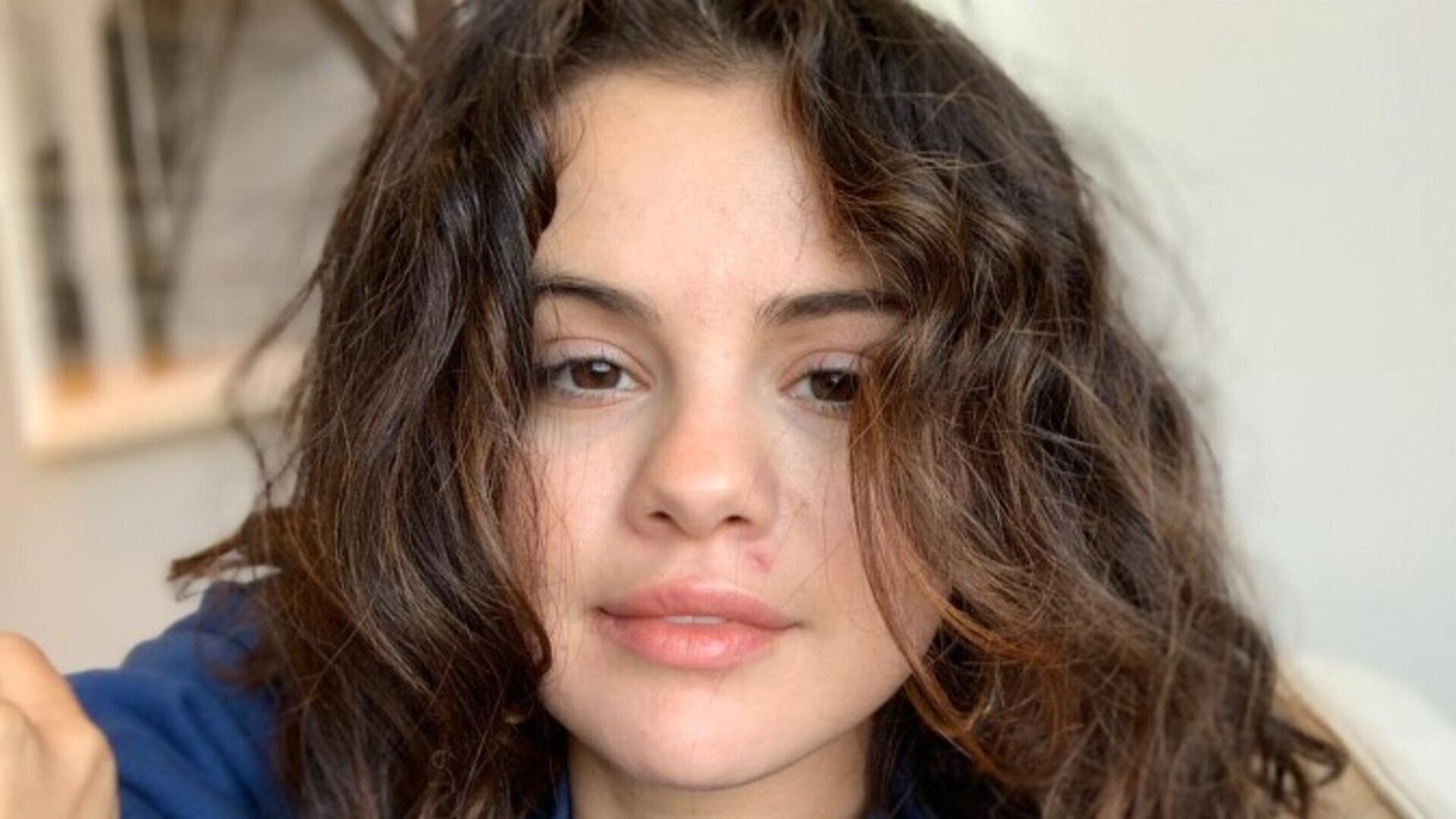 Selena Gomez recebe chuva de elogios ao publicar selfies exibindo sua beleza natural