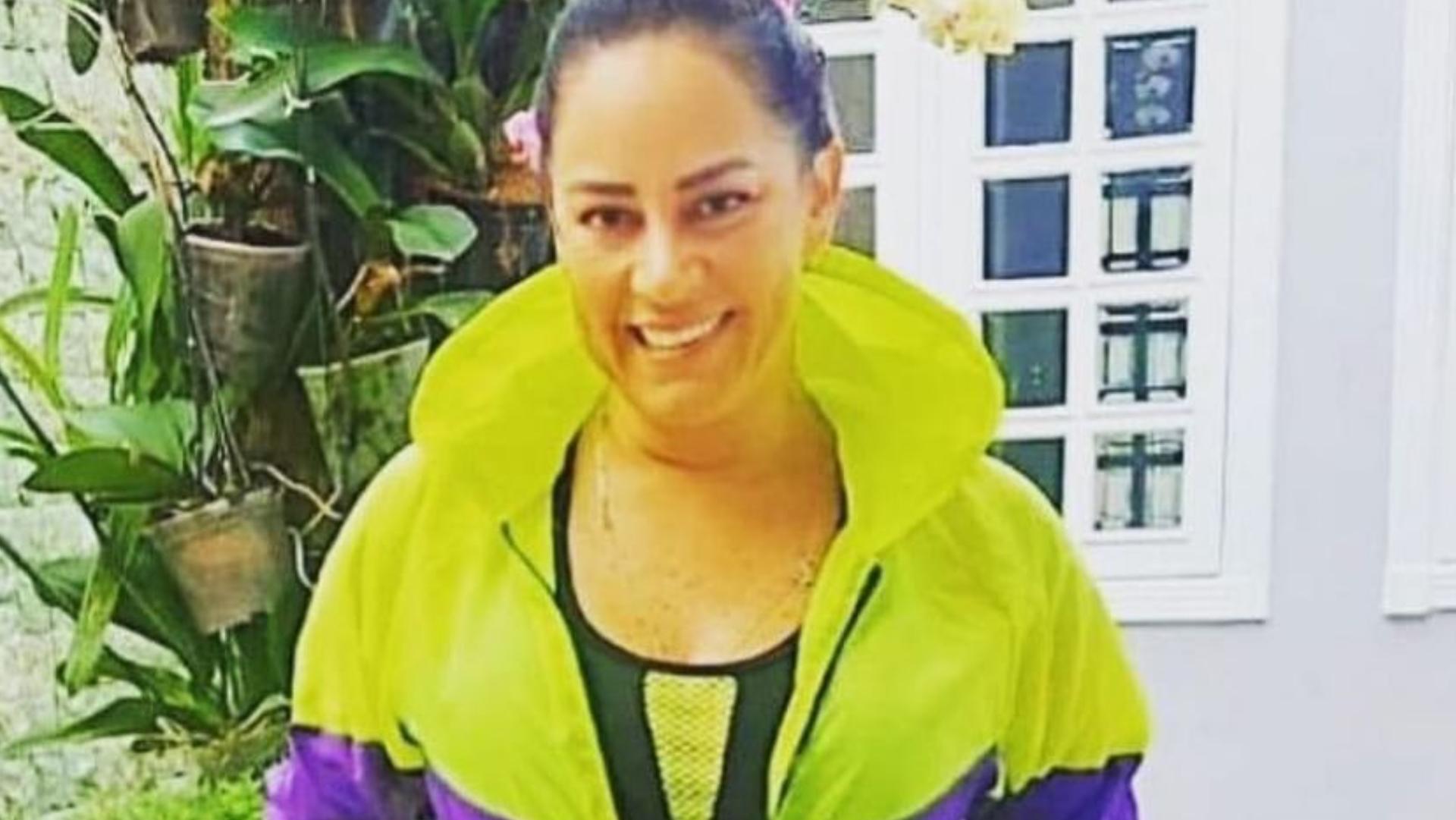 Toda estilosa, Silvia Abravanel exibe silhueta impecável em look fitness: ”Que gata”