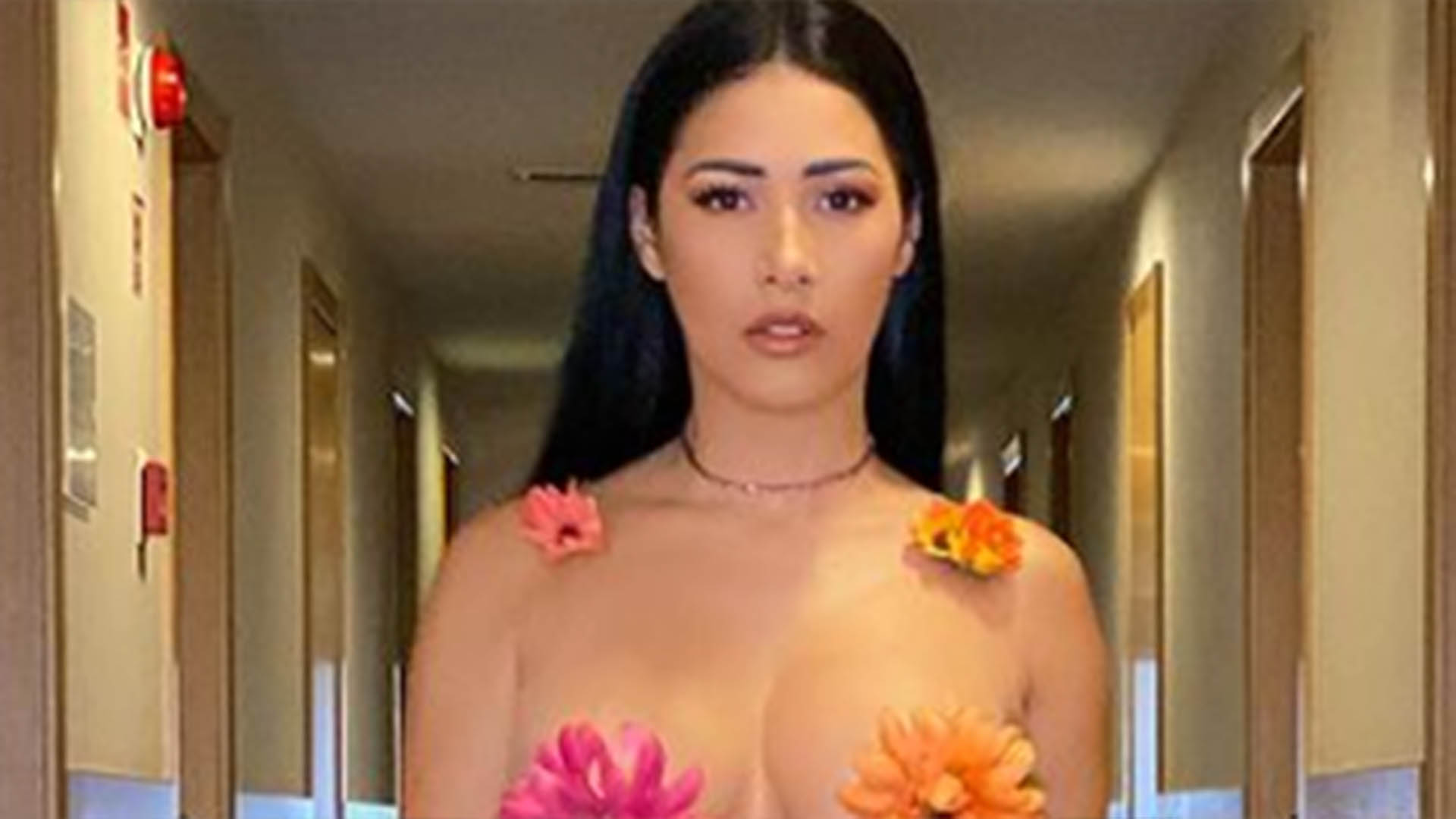 Simaria usa apenas flores para esconder a sua intimidade em fantasia ousada
