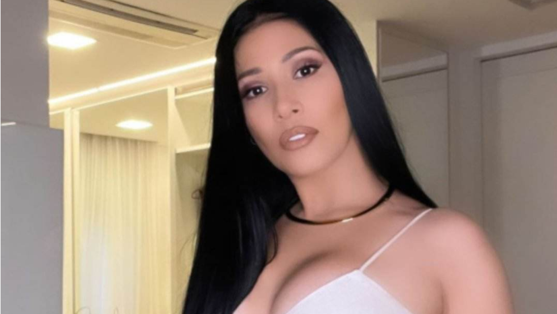 De micro shorts e top, Simaria quase mostra demais em foto ousada