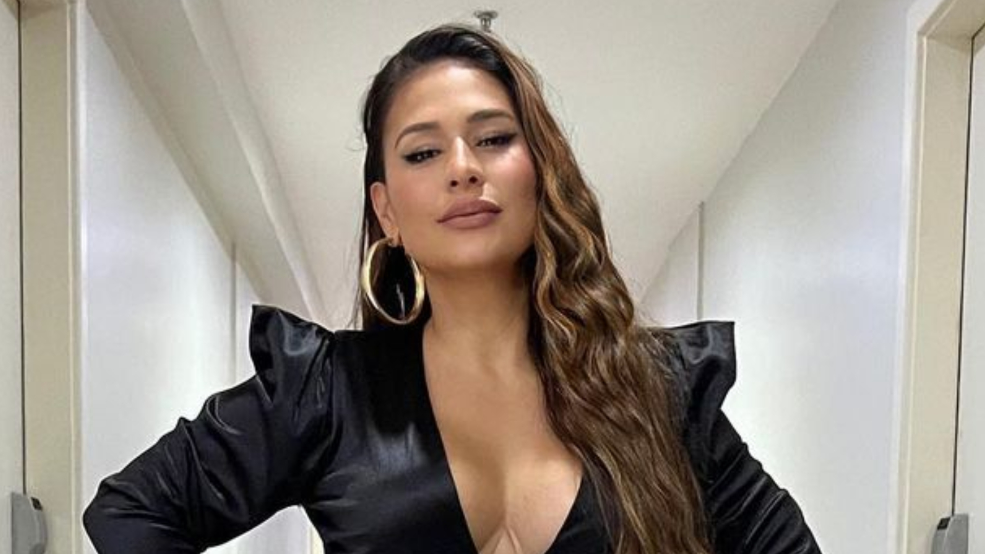 Simone Mendes aposta em macacão decotadíssimo e passa dos limites da beleza