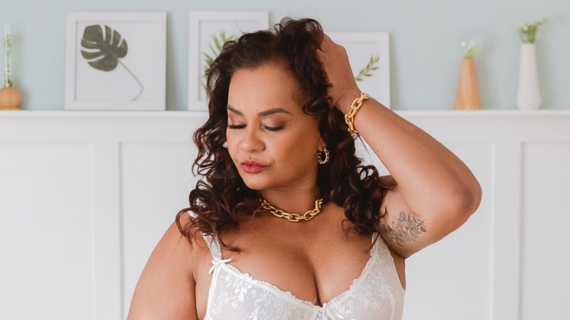 Solange Couto ostenta curvas perfeitas ao surgir de lingerie: “Um mulherão”