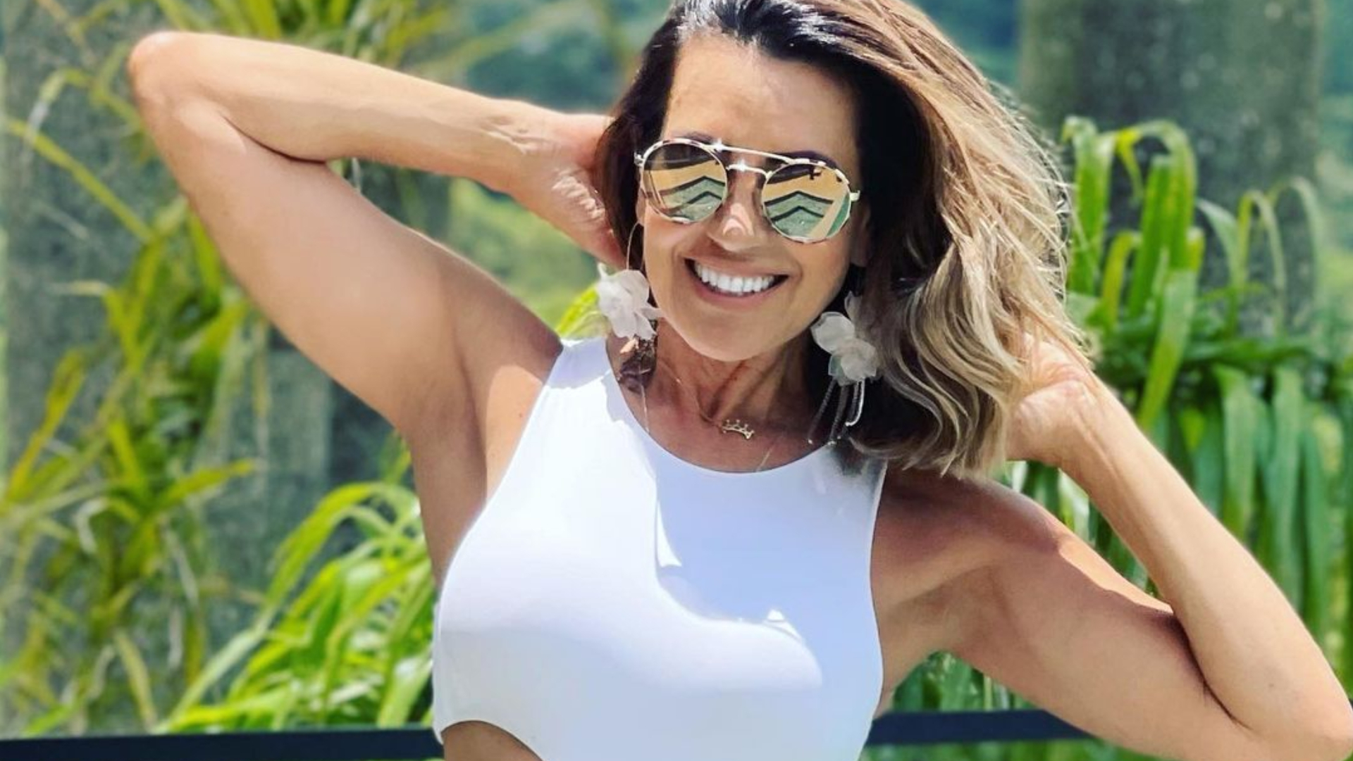 De maiô branco recortado, Solange Frazão exibe abdômen marcado: ”Extraordinária”