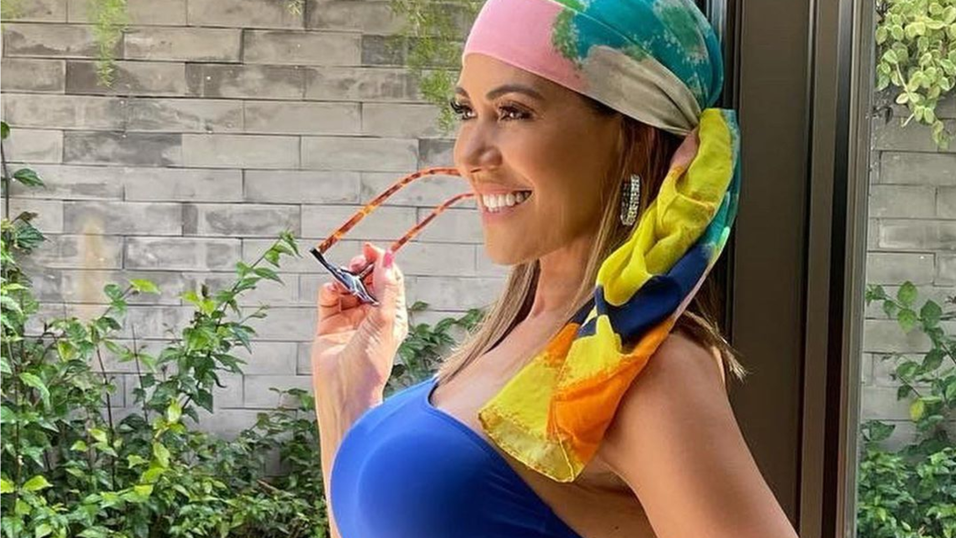 De maiô apertado, Solange Frazão exibe corpaço mega sarado: ”Perfeita em tudo”