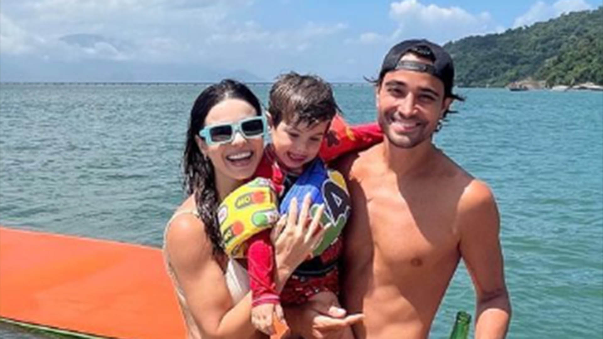 De biquíni branco, Sthefany Brito curte dia na praia com o filho e o marido