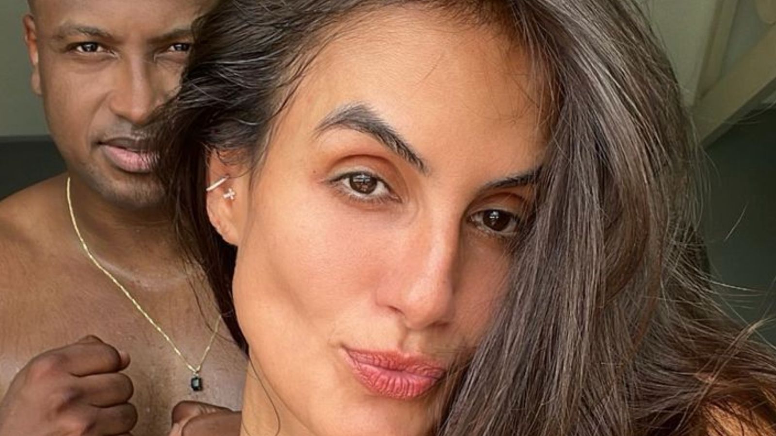 Thiaguinho surge sem camisa e exibe braço musculoso após treino com Carol Peixinho