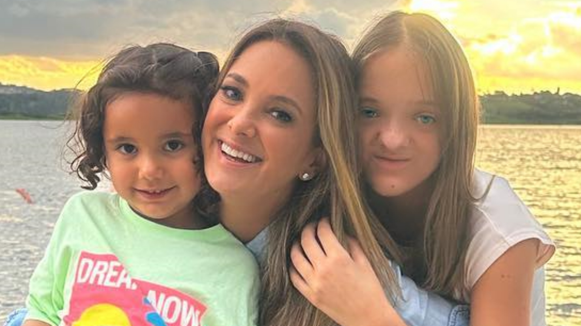 Ticiane Pinheiro encanta ao surgir agarradinha com as filhas: “Minhas meninas”