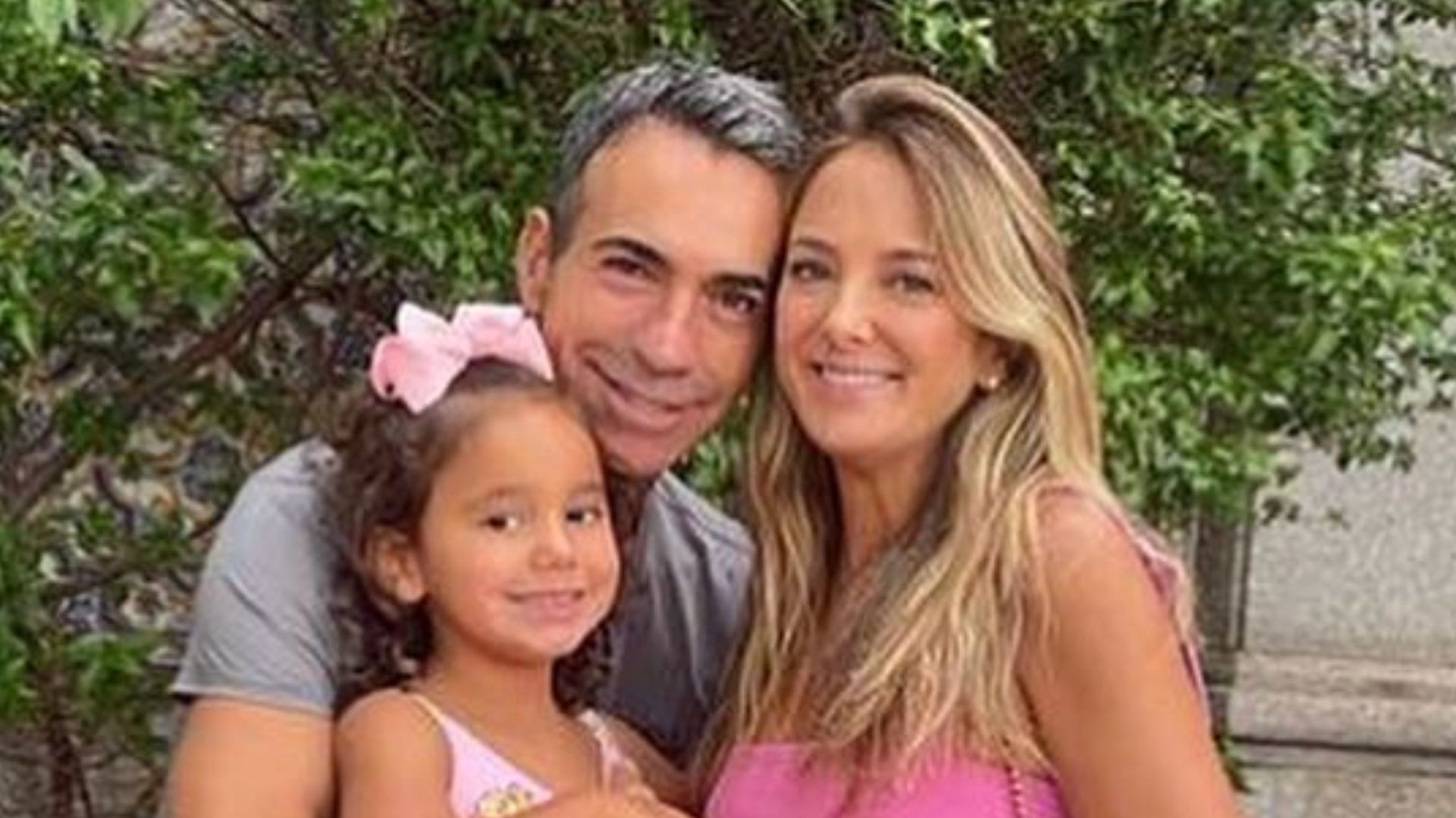 Esposa de Cesar Tralli compartilha clique em família e fãs se derretem: “Queridos!”