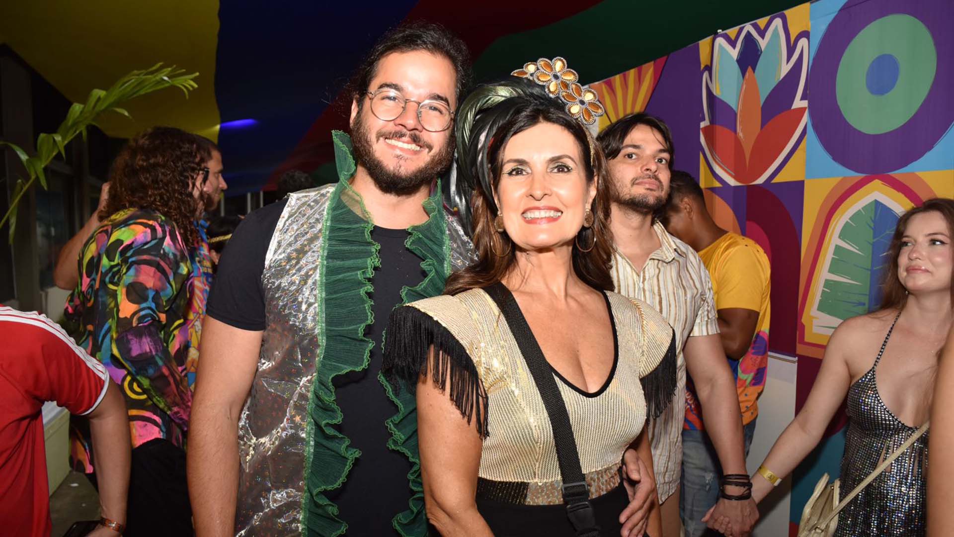 Fátima Bernardes se joga no frevo ao curtir o carnaval com o namorado