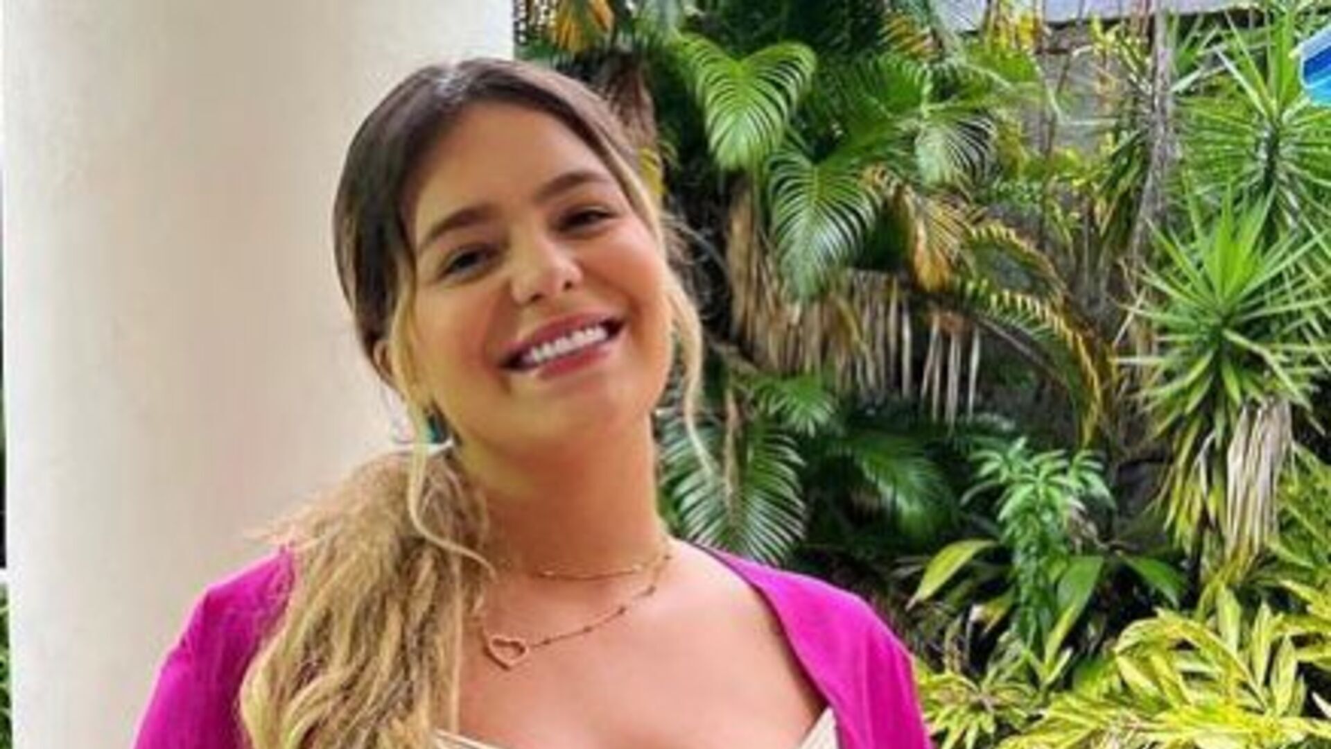 Viih Tube esbanja alegria ao exibir barriga de grávida nos bastidores de novo filme