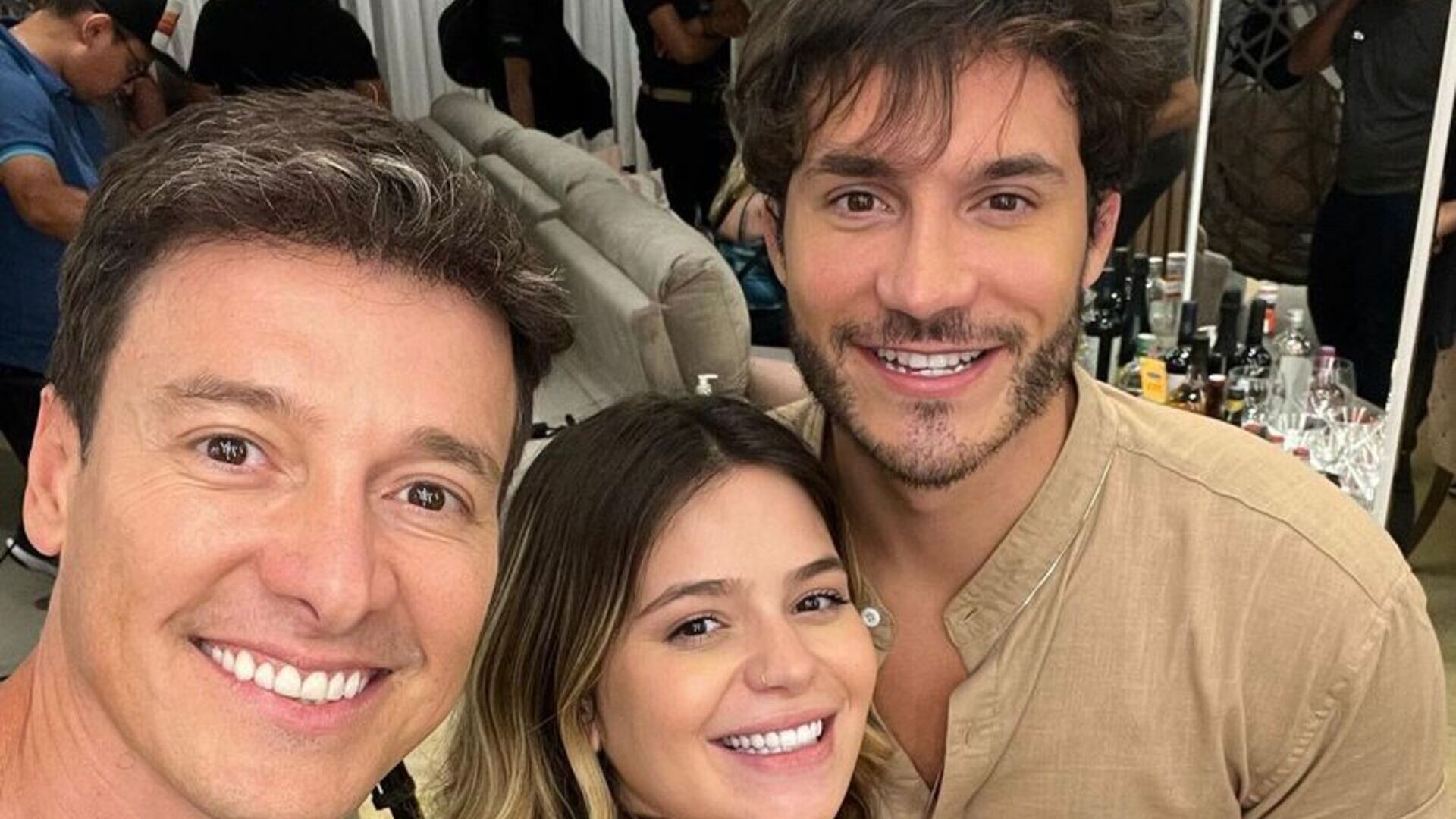 Prestes a se tornarem pais de primeira viagem, Viih Tube e Eliezer posam ao lado de Rodrigo Faro