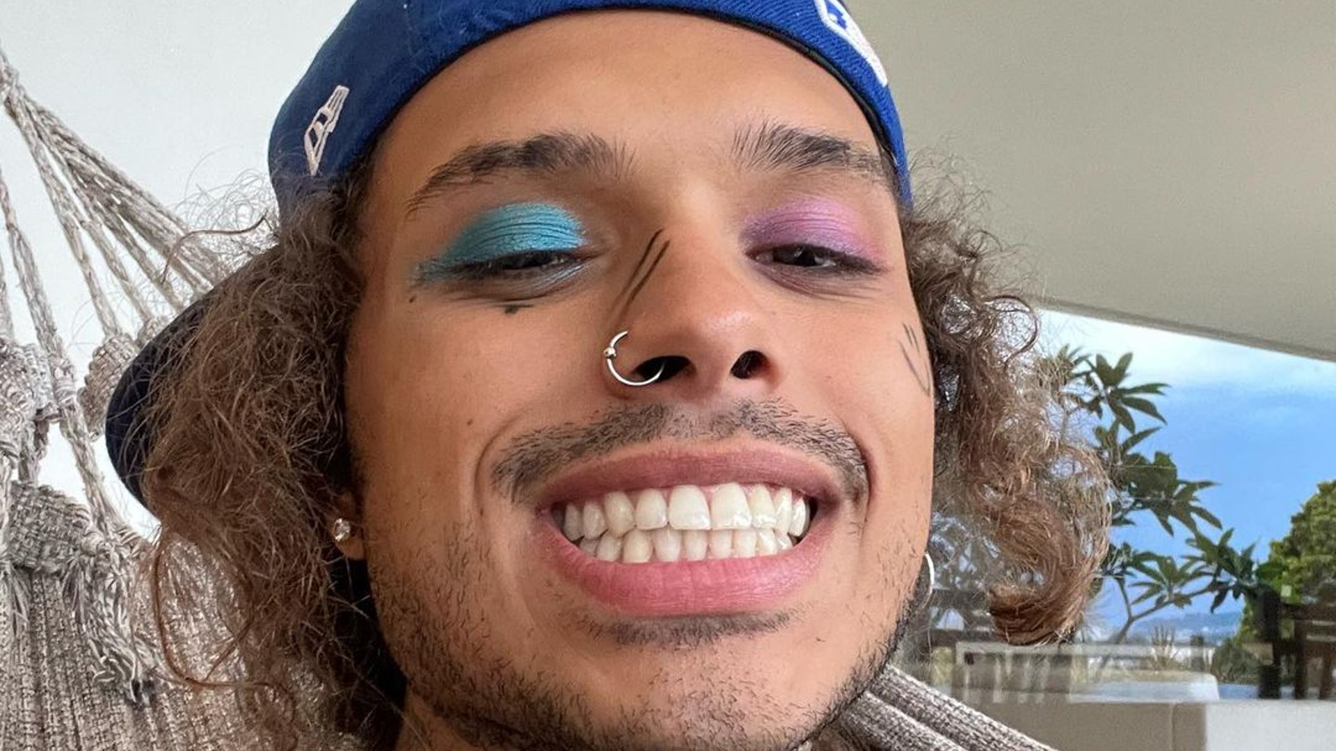 Vitão se joga na maquiagem rosa e azul e anuncia disco novo