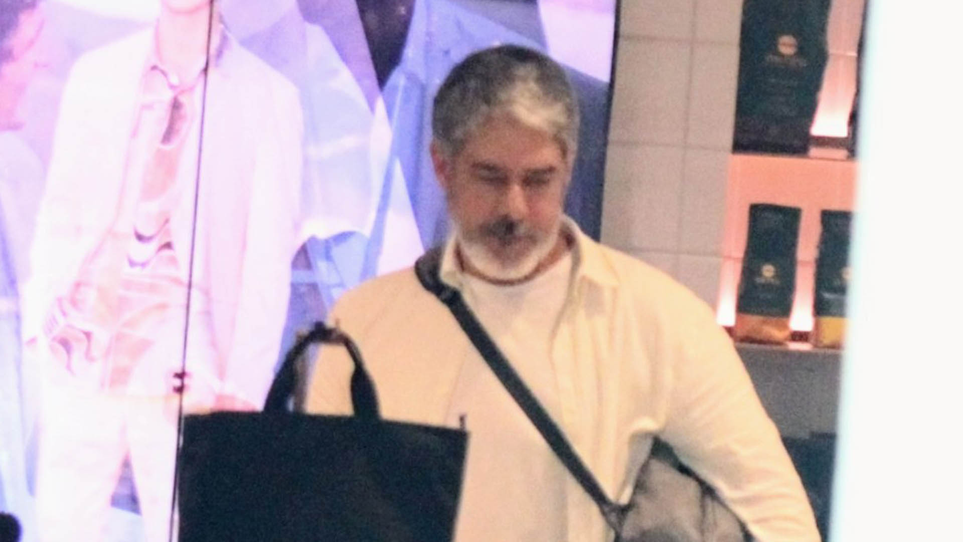 William Bonner é flagrado no shopping poucos dias após passar por cirurgia