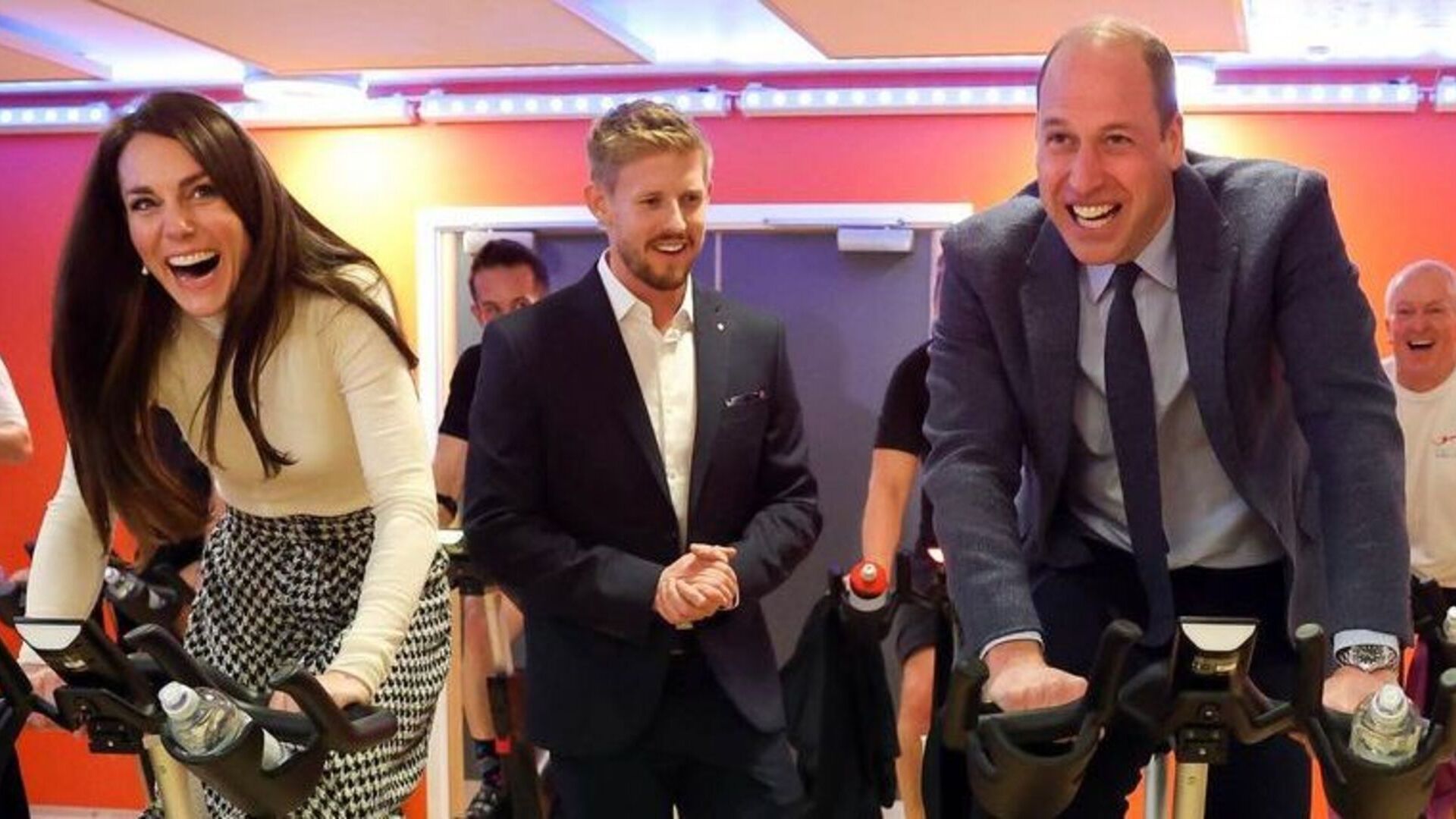Príncipe William e Kate Middleton são fotografados pedalando em bicicletas ergométricas durante visita real