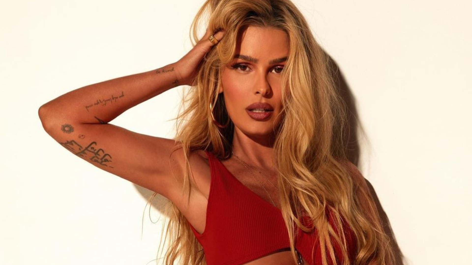 De biquíni vermelho, Yasmin Brunet para a web com corpaço escultural: ”Mulherão”
