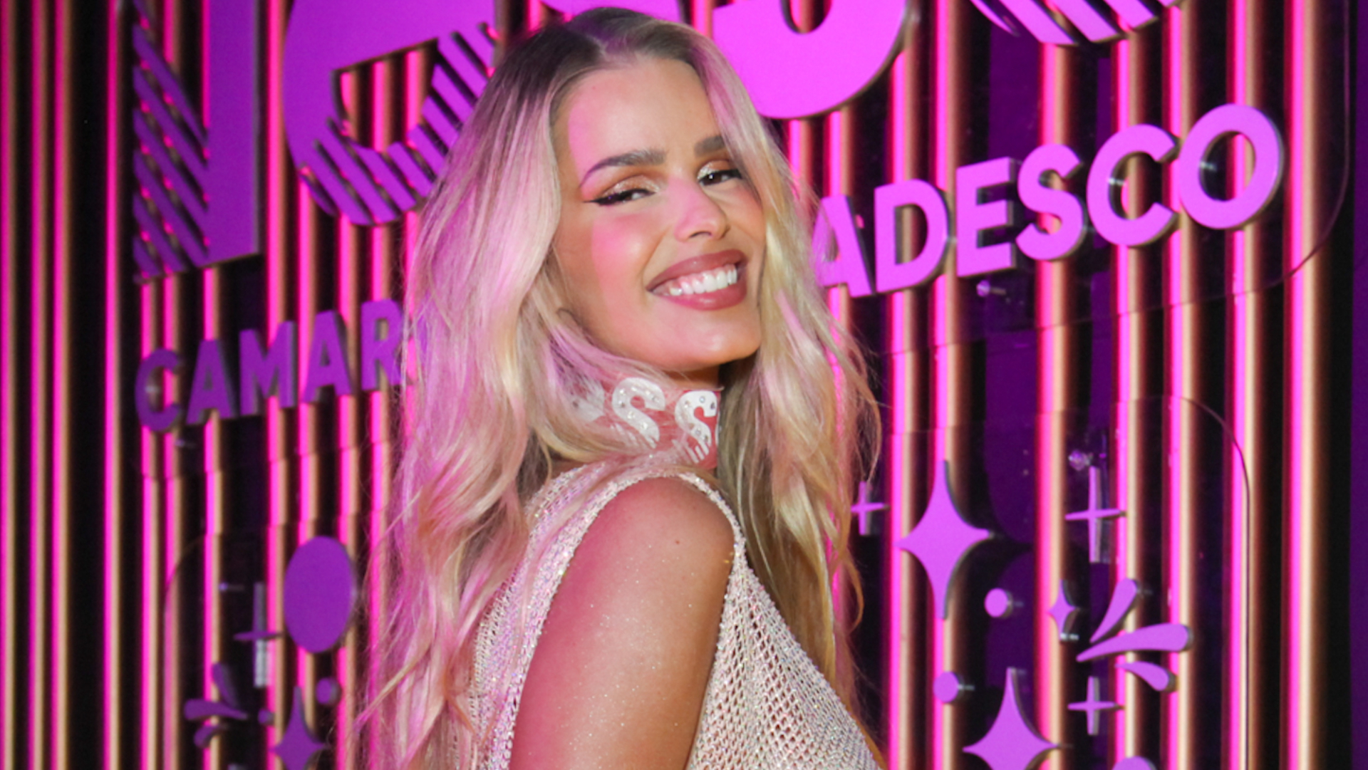 De vestido transparente, Yasmin Brunet deixa roupa íntima à mostra