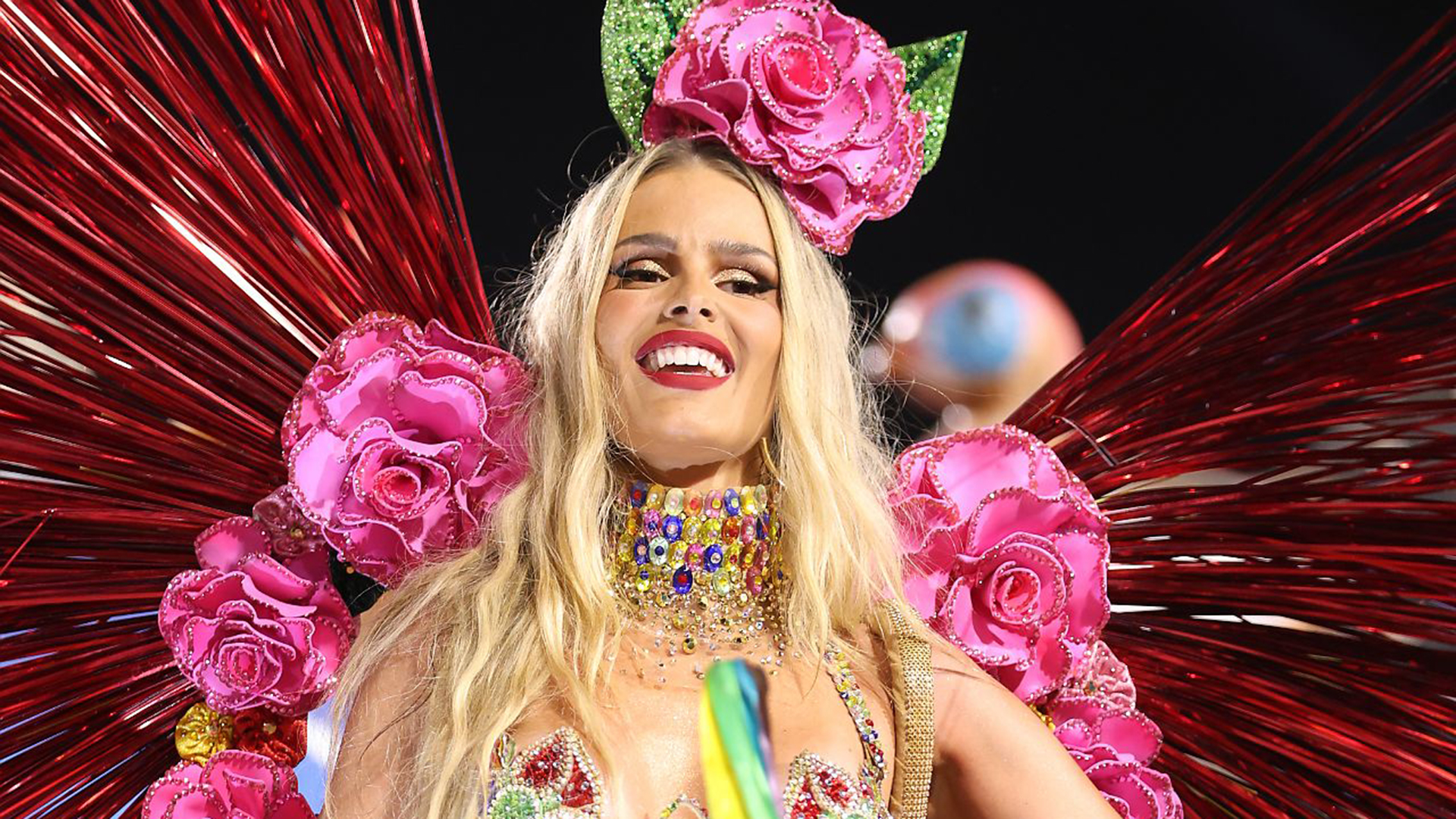 Magérrima, Yasmin Brunet faz sua estreia na Sapucaí