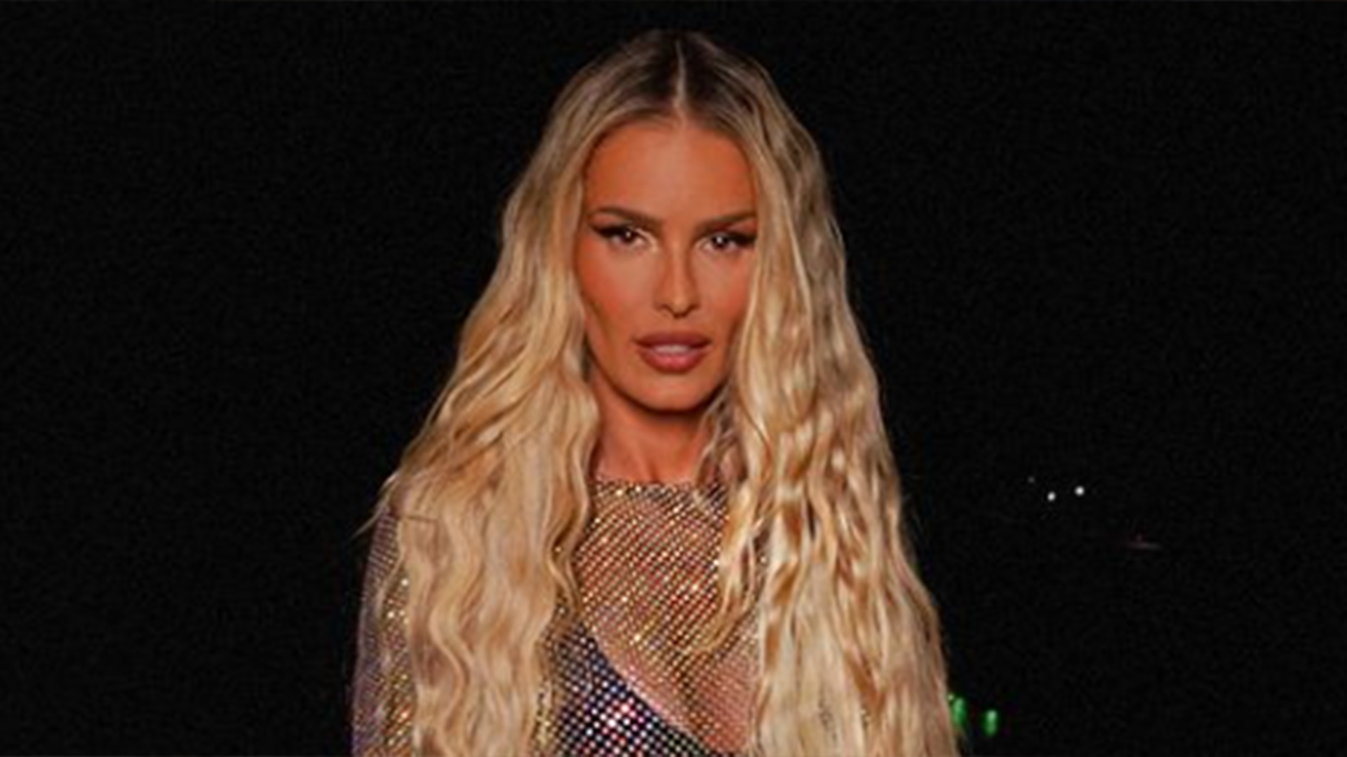 Yasmin Brunet usa vestido com transparência e biquíni mínimo em noite de folia
