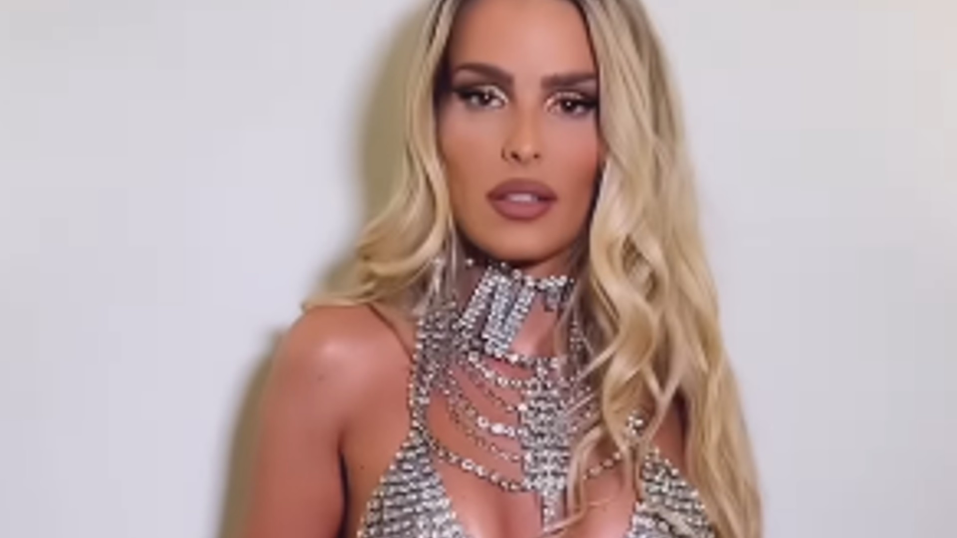 Após polêmica, Yasmin Brunet é substituída em desfile da Grande Rio
