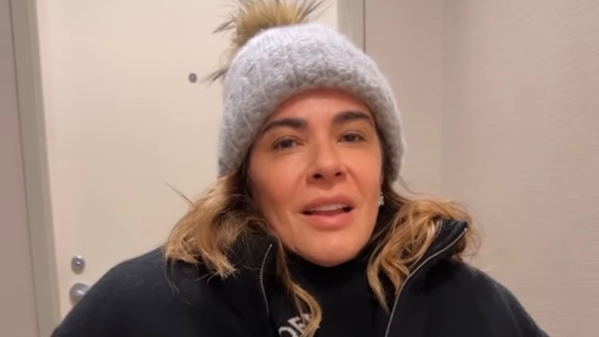 Luciana Gimenez dá voltinha em Nova Iorque de cadeira de rodas após acidente: ‘Desafios’