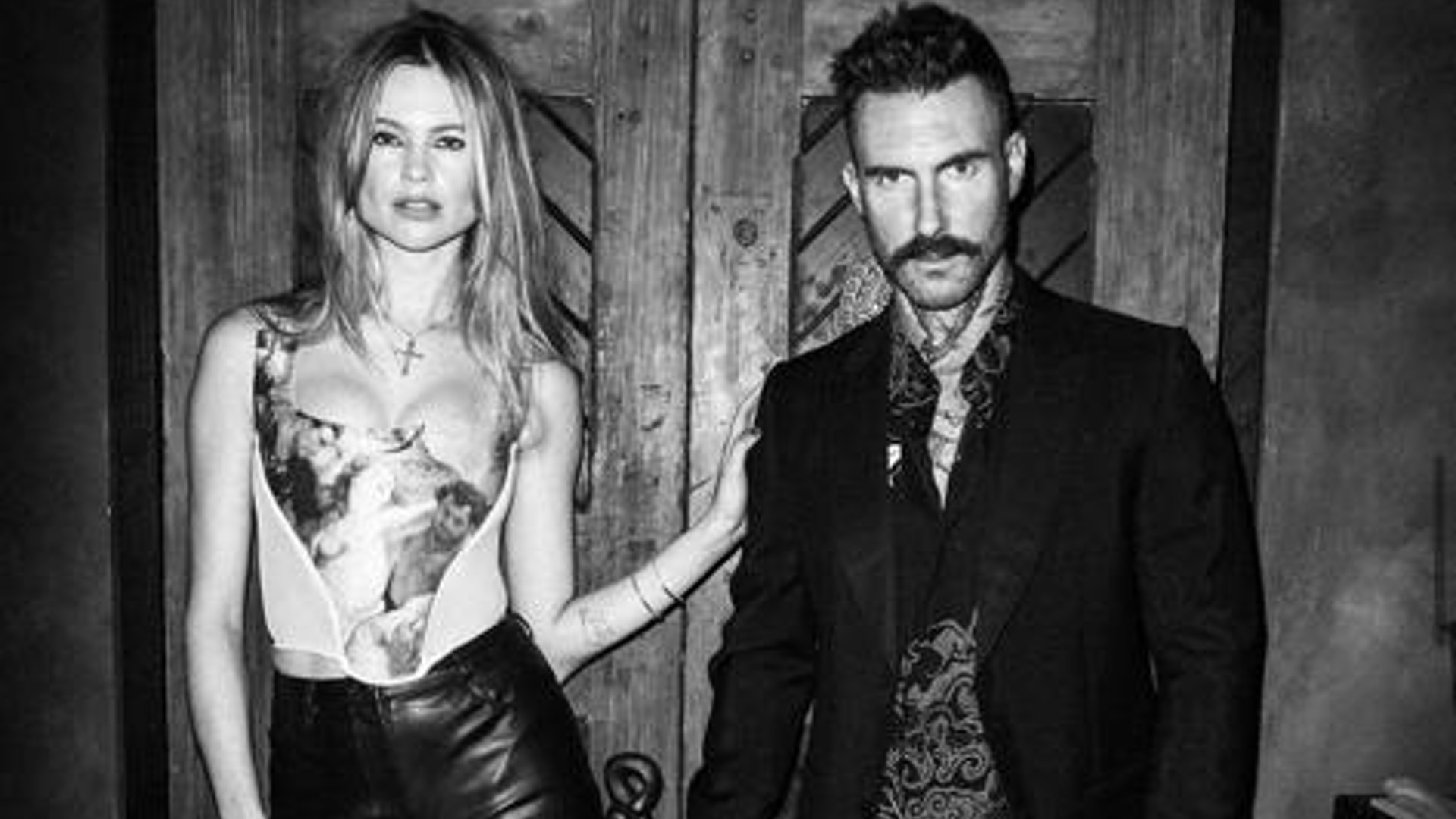 Adam Levine e Behati Prinsloo celebram o nascimento do terceiro filho