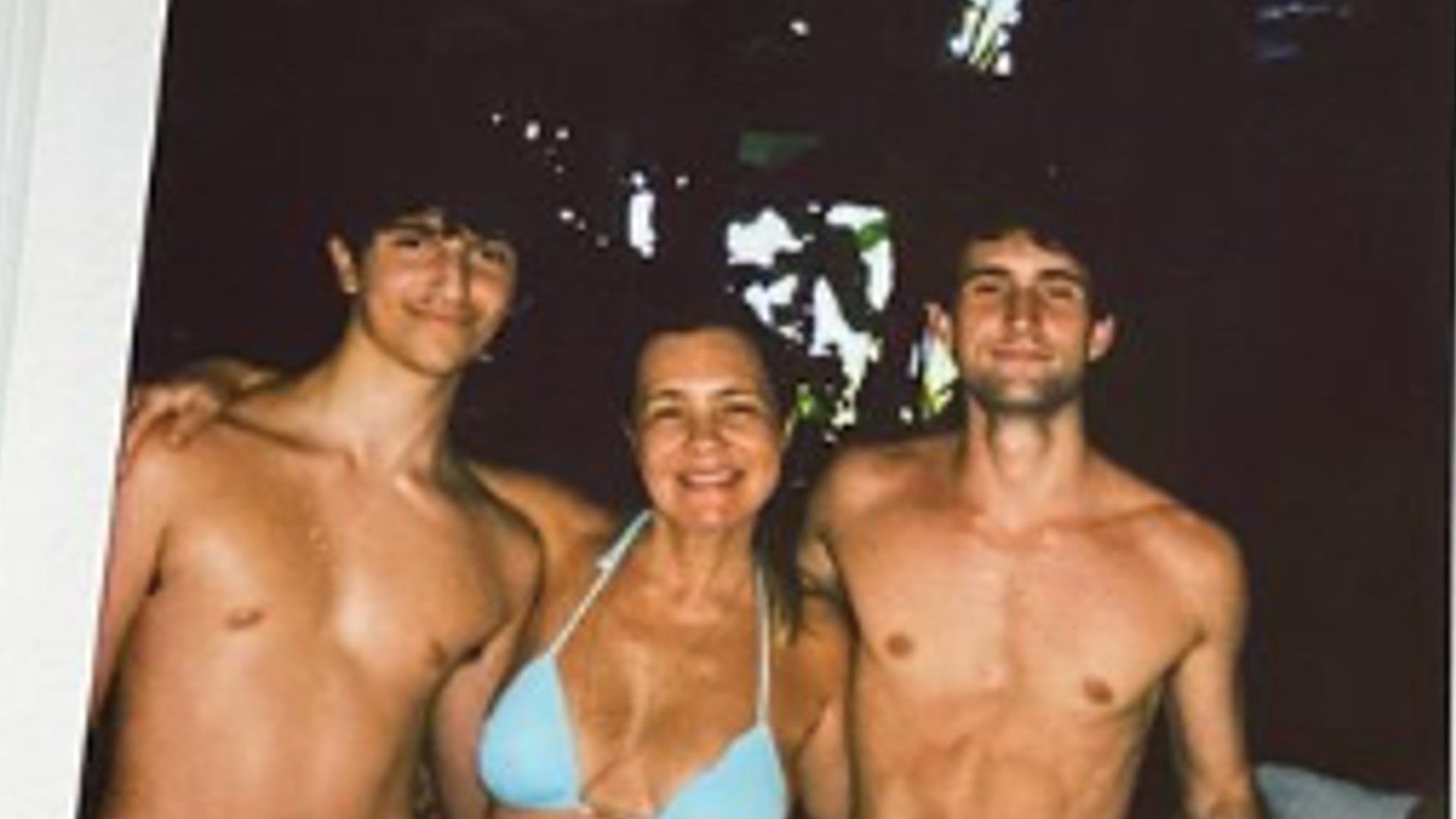 Adriana Esteves surge em foto inédita com os dois filhos