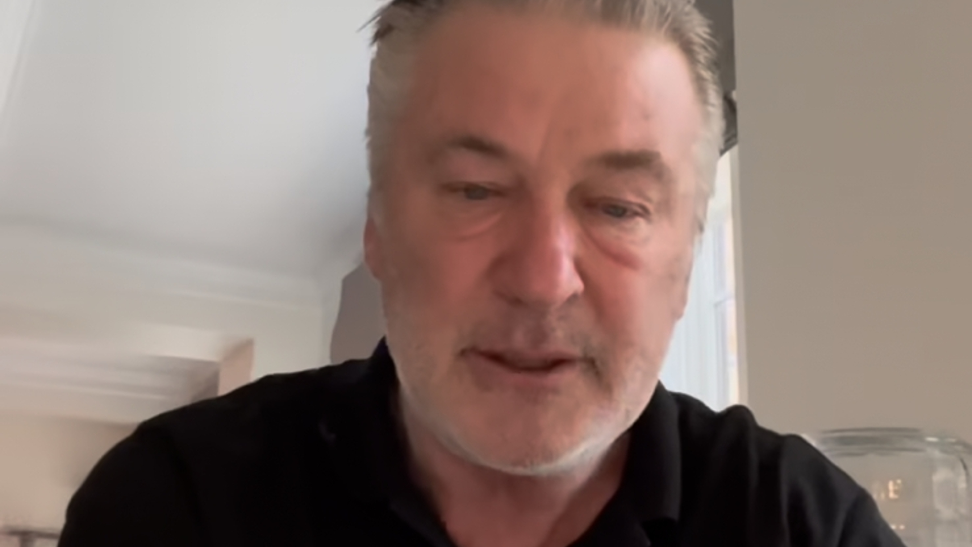 Alec Baldwin é indiciado e poderá pegar 5 anos de prisão pela morte da diretora de fotografia Halyna Hutchins