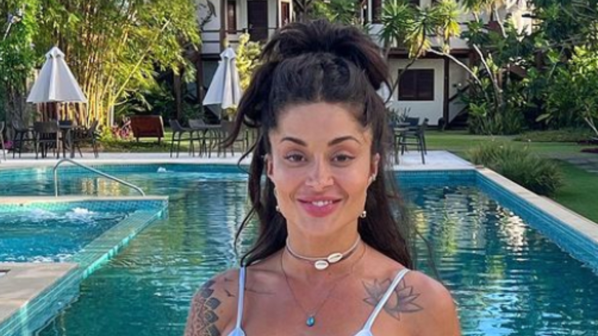 De biquíni, Aline Campos ostenta corpão em Orlando e reflete sobre novo ciclo