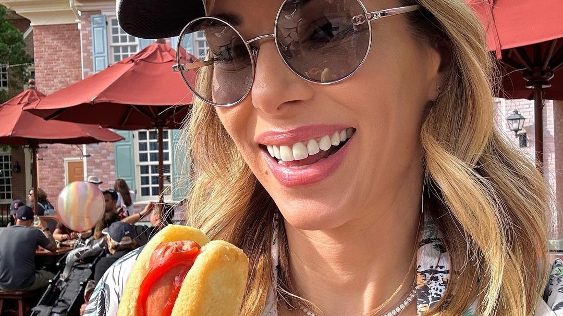 Ana Furtado se delicia comendo cachorro-quente na Disney