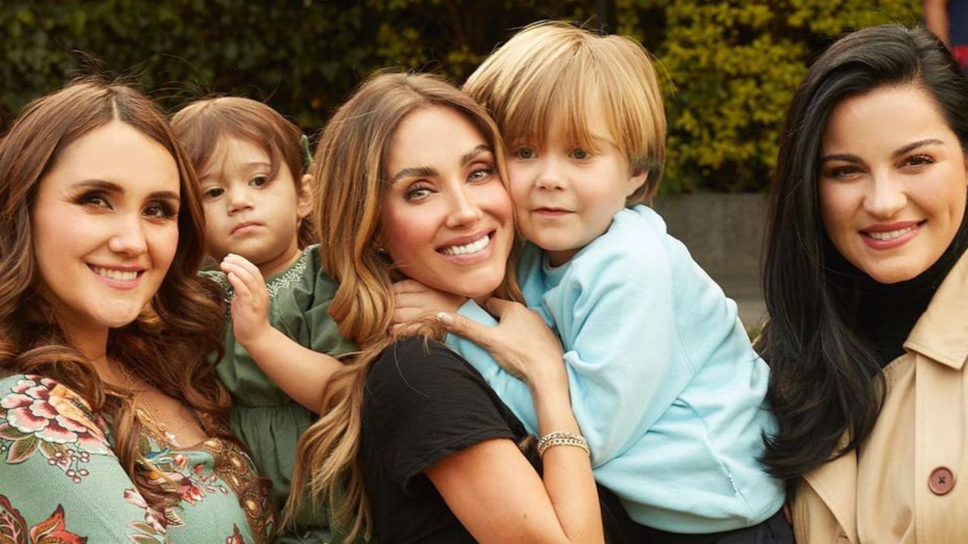 RBD Voltou: Anahí e Dulce María aparecem com filhos e Maite grávida em foto inédita