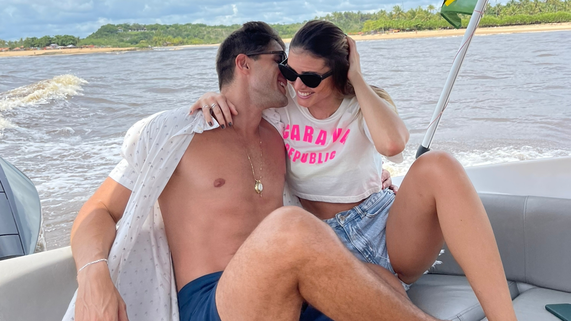 Sorte! Ex-BBB André Martinelli apresenta novo affair que conheceu em viagem à Bahia