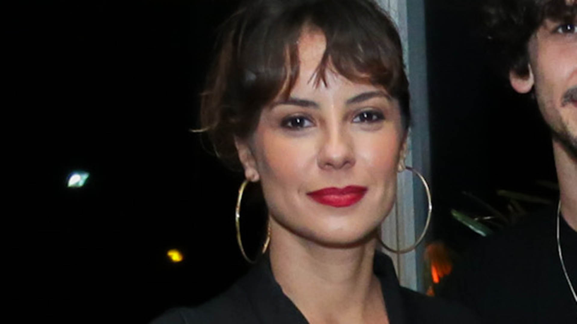 Andréia Horta faz rara aparição com o namorado em evento