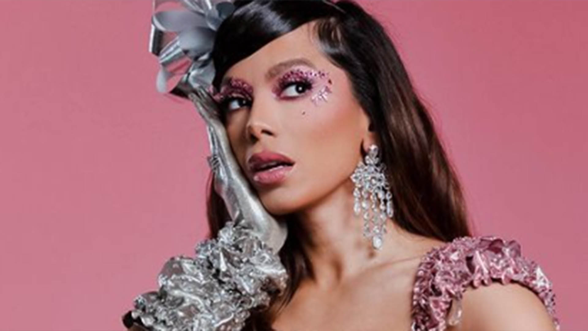 Anitta usa look com a barriga de fora para novo show