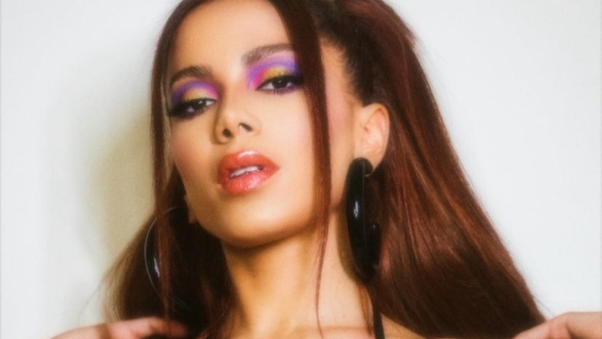 Anitta posta foto com look poderoso e recebe chuva de elogio de seus fãs
