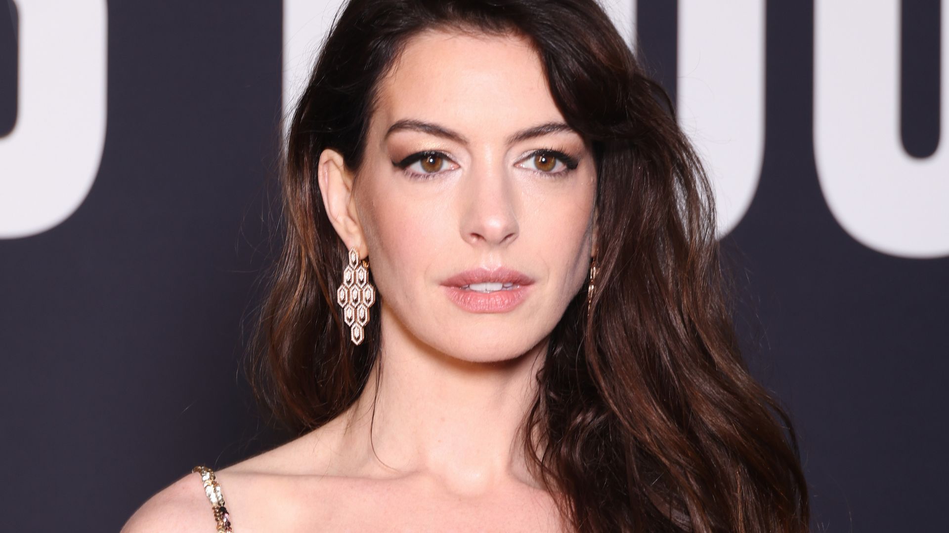 Anne Hathaway conta sobre pergunta desconfortável que recebeu aos 16 anos
