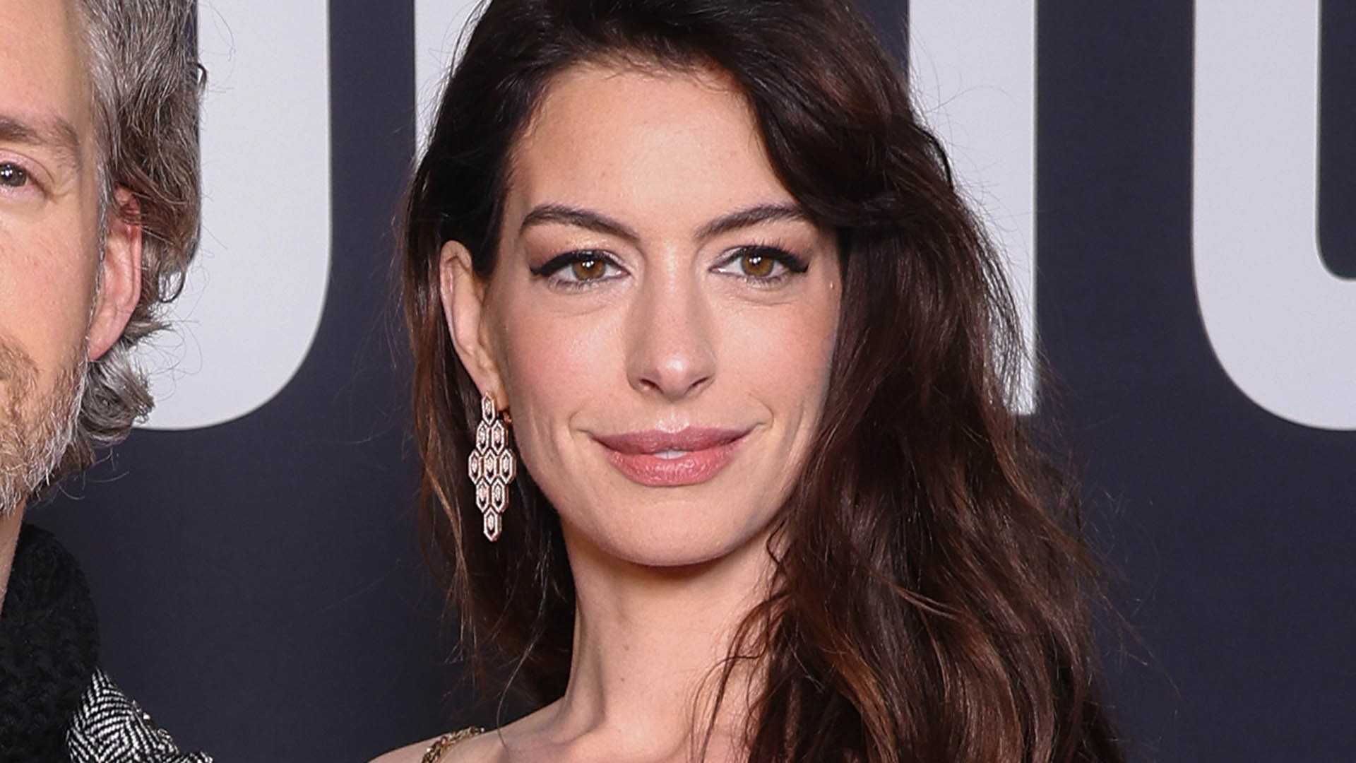 Anne Hathaway faz rara aparição com seu marido em um tapete vermelho