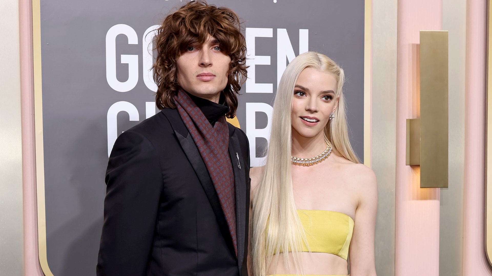 Anya Taylor-Joy aparece com Malcolm McRae no Globo de Ouro