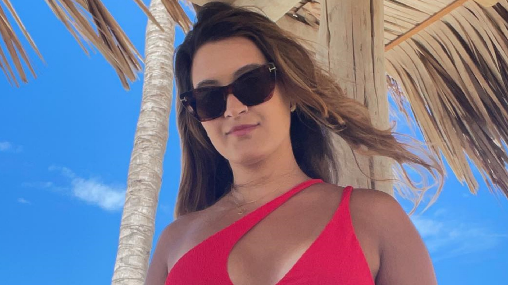 Bia Bonemer, filha de Fátima Bernardes e William Bonner, exibe curvas perfeitas em clique de biquíni