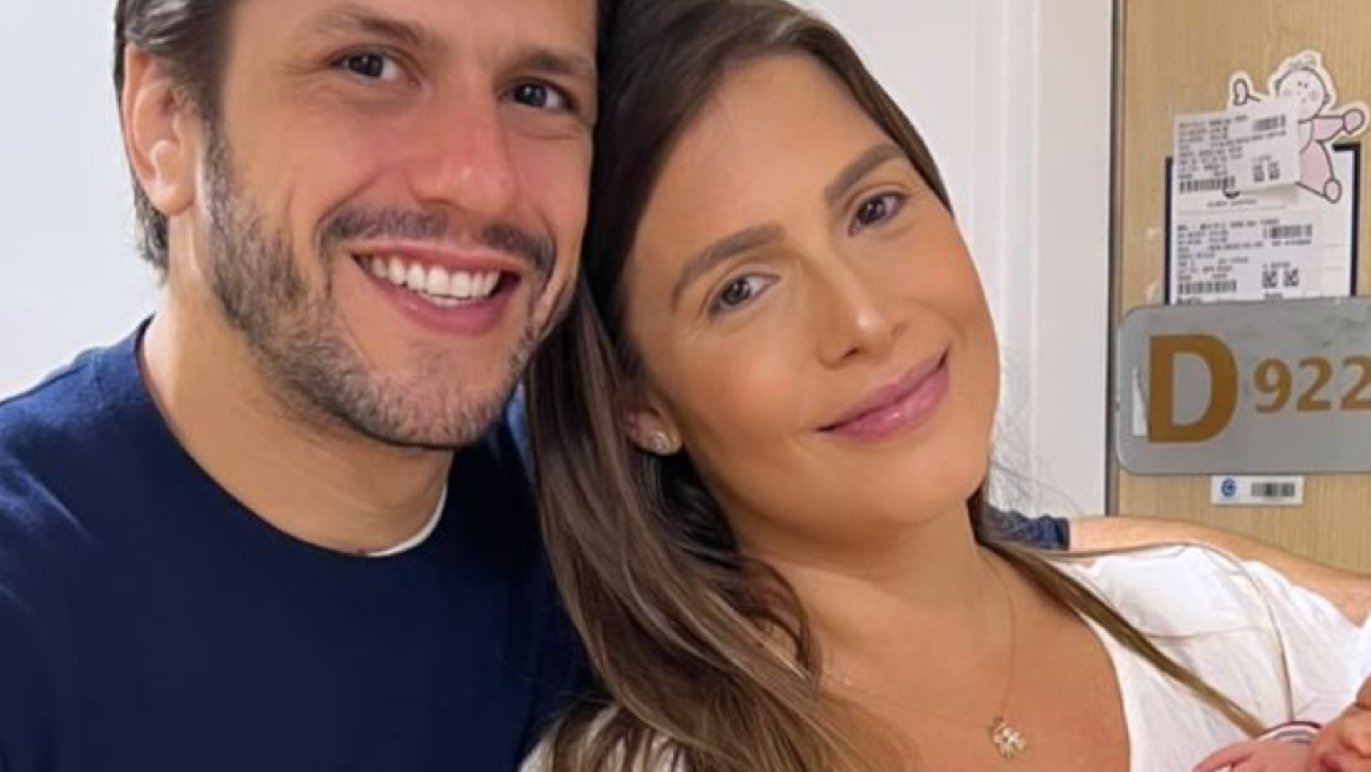 Bia Feres mostra rostinho da filha ao deixar maternidade: ”Hora de ir pra casa”