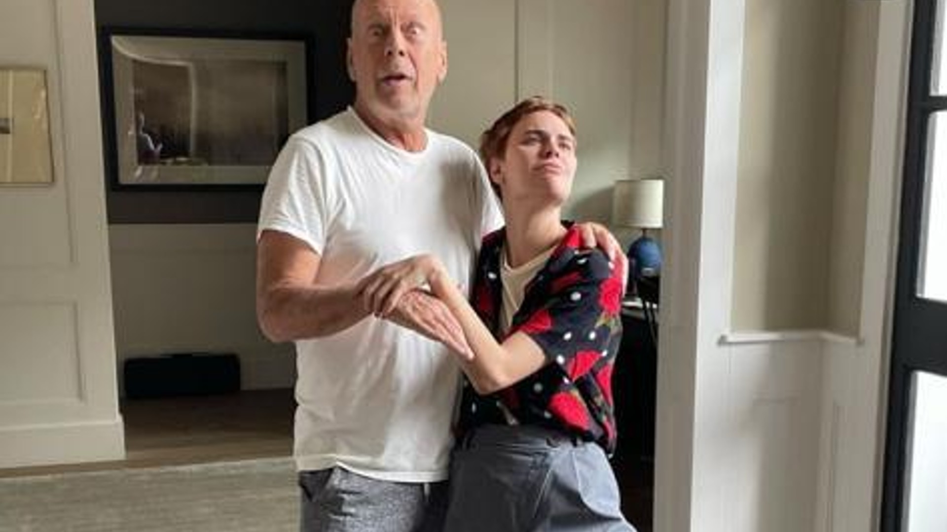 Um ano após aposentadoria por afasia, Bruce Willis posa em fotos divertidas com a filha