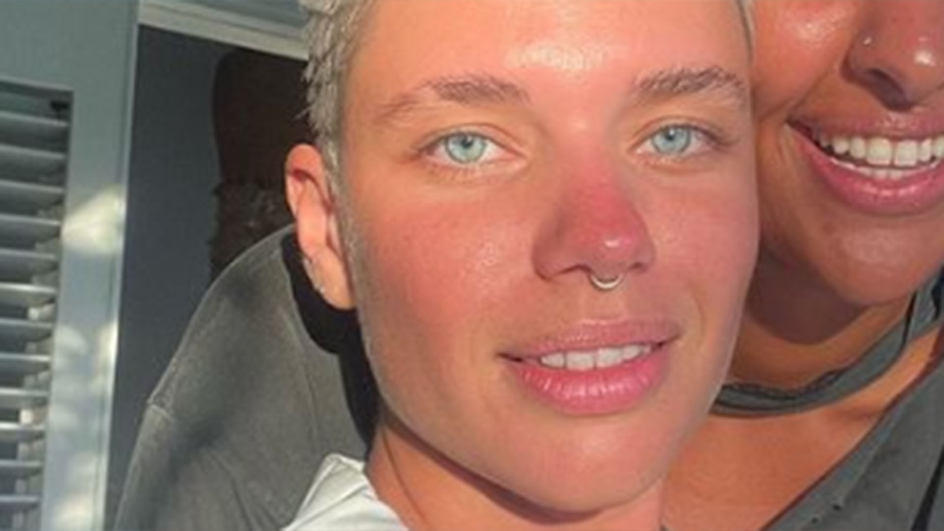 Bruna Linzmeyer exibe foto inédita com a namorada: ‘Amor’