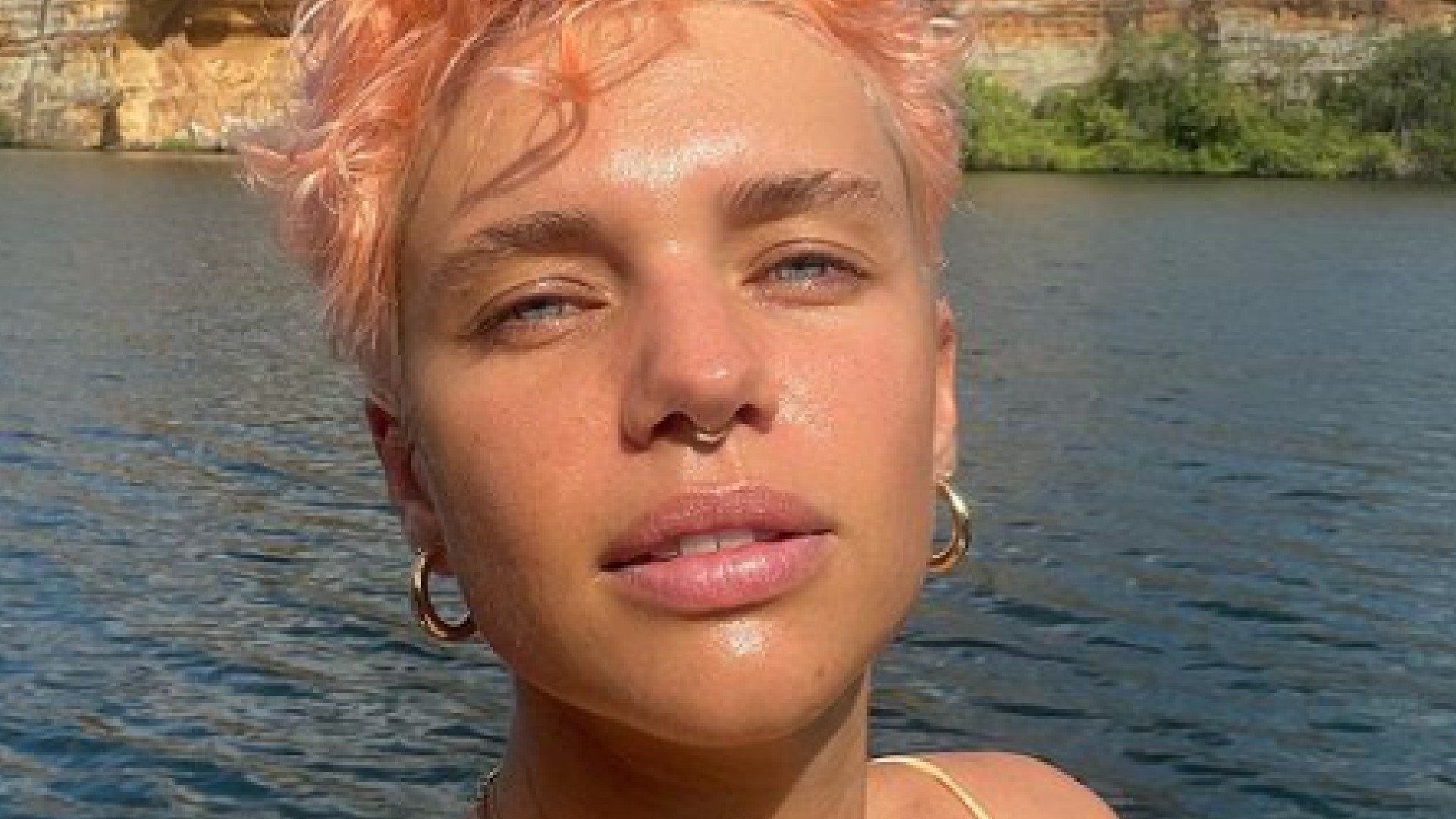 De biquíni, Bruna Linzmeyer surge radiante em banho no Rio São Francisco
