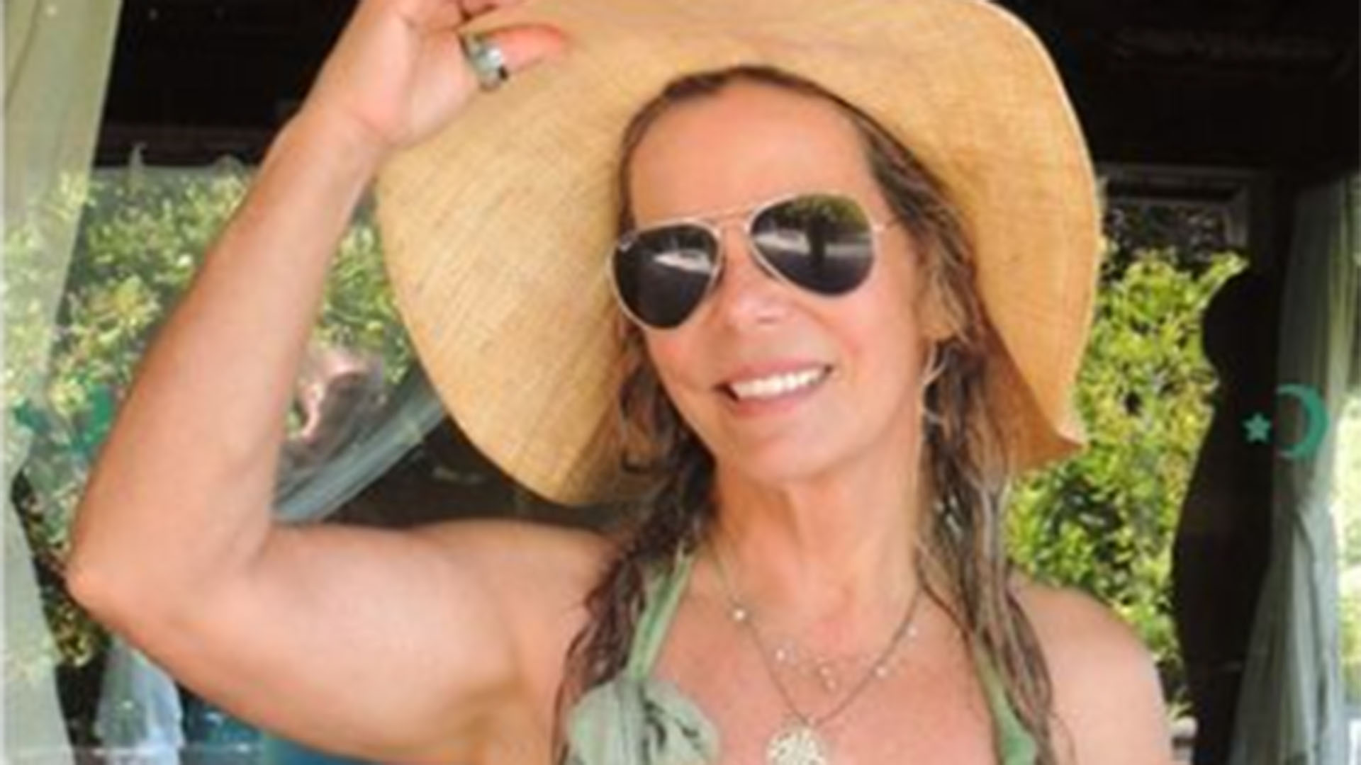 Aos 70 anos, Bruna Lombardi arrasa ao ser fotografada de biquíni