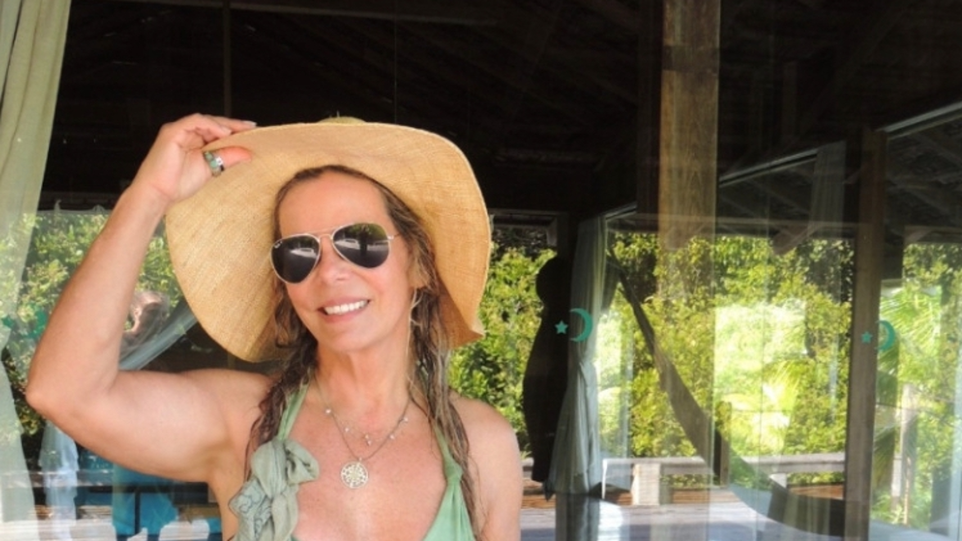 Aos 70 anos, Bruna Lombardi surpreende ao postar foto de biquíni: “Mulher linda”