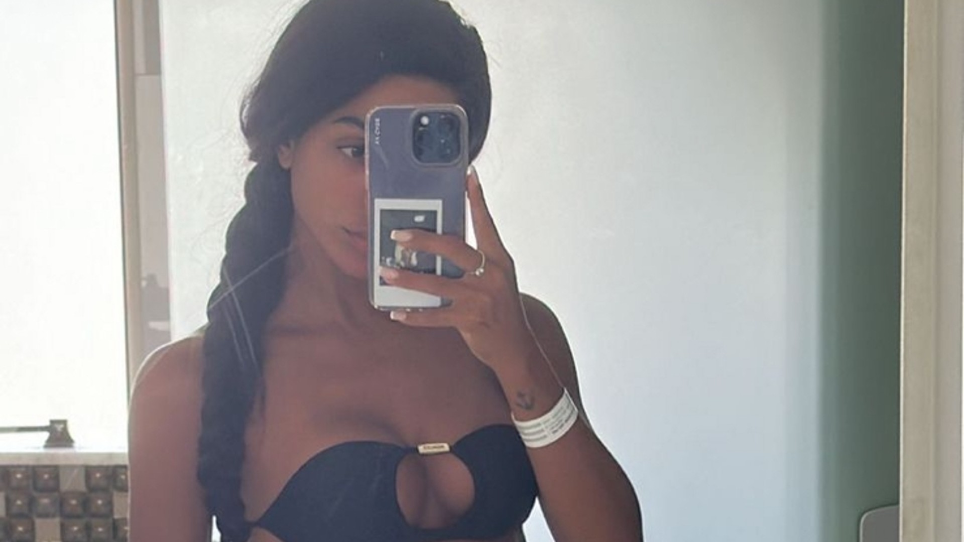 Brunna Gonçalves usa biquíni com amarração diferente e mostra corpão para curtir piscina