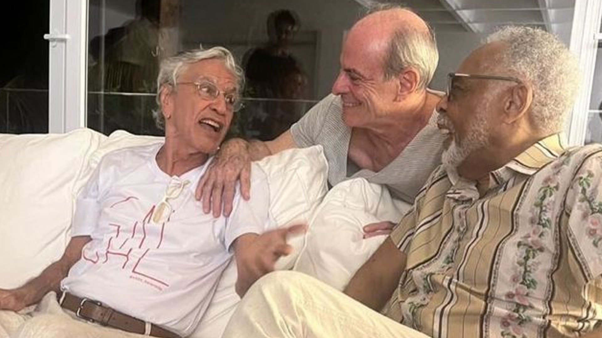 Curtindo a Bahia, Caetano Veloso posa ao lado de famosos: “Bons encontros”