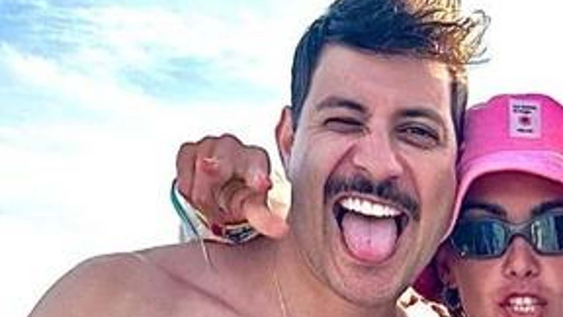 EX-BBB Caio Afiune exibe tanquinho em foto na praia após lipo e procedimentos estéticos